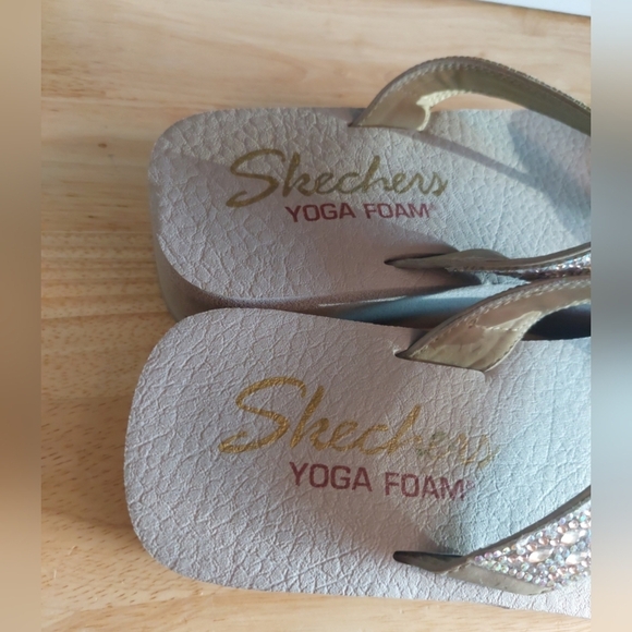 Skechers Cali Yoga Foam Rhinestone Wedge Flip Flops Sandals 9 - Picture 3 of 5